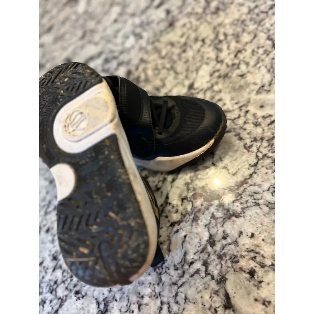 Nike team hustle youth shoes 3.5 black gold white